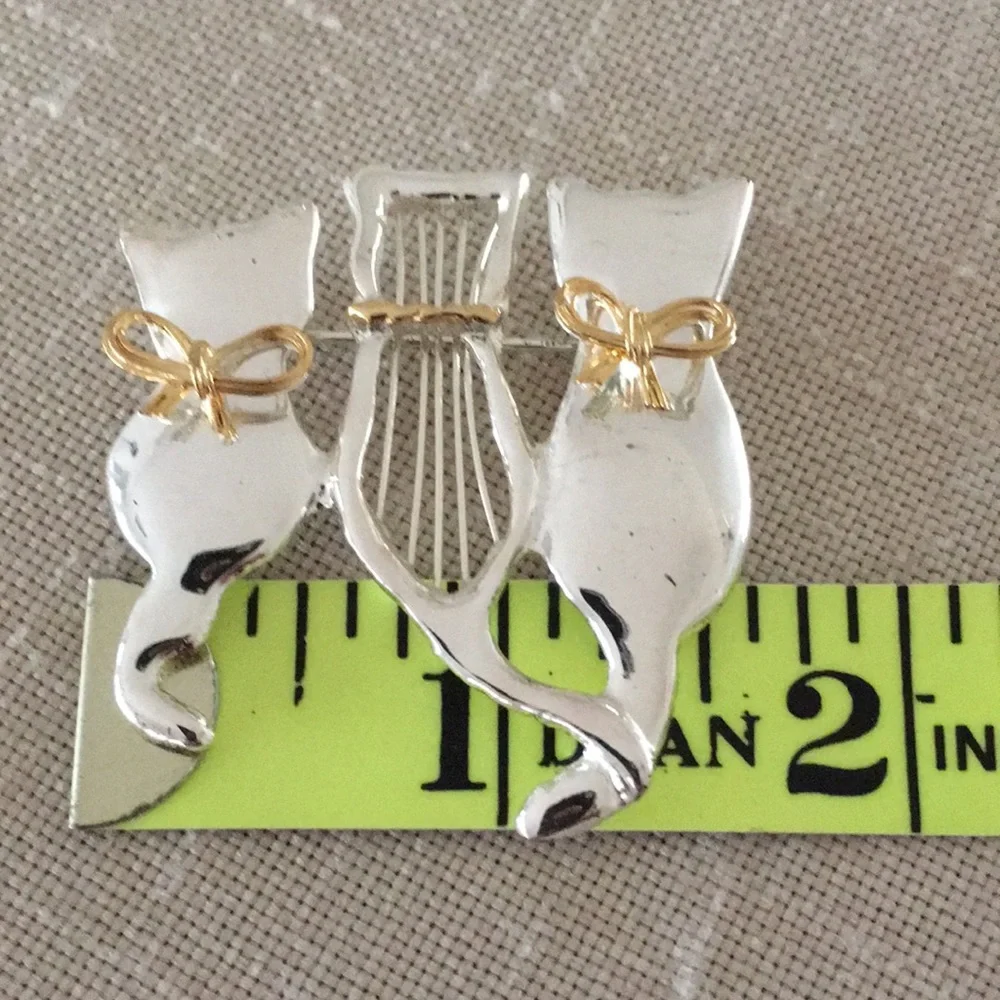 VINTAGE Sitting Cat Trio Silver Toned Pin